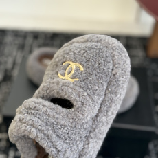 代购级 品牌:CHANEL香奈儿 包头毛毛拖 ▫️面料:泰迪卷毛绒,毛感蓬松饱满,手感柔软 ▫️内里:短毛绒内里,贴脚保 代购级 品牌:CHANEL香奈儿 包头毛毛拖 ▫️面料:泰迪卷毛绒,毛感蓬松饱满,手感柔软 ▫️内里:短毛绒内里,贴脚保