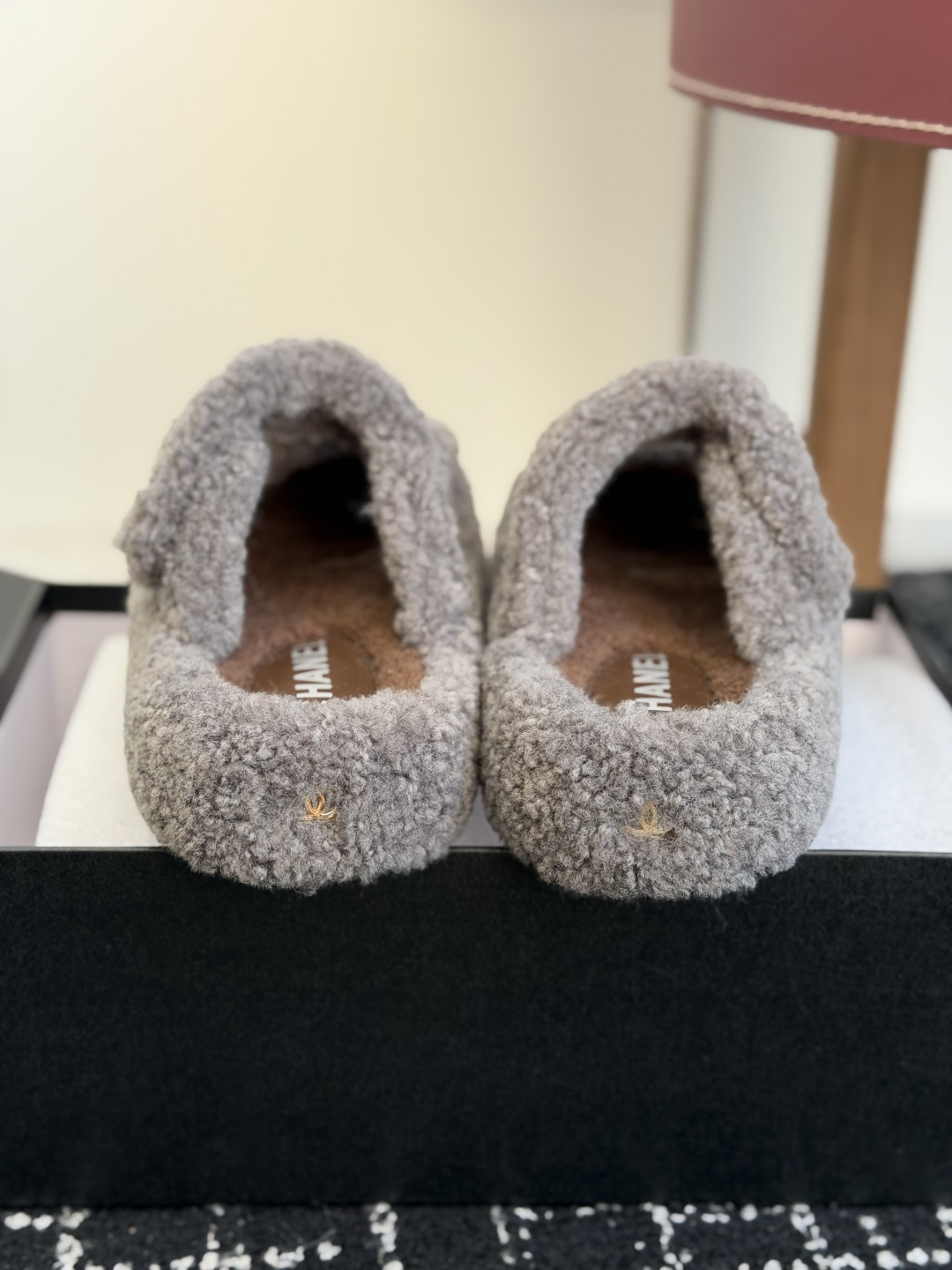 代购级 品牌:CHANEL香奈儿 包头毛毛拖 ▫️面料:泰迪卷毛绒,毛感蓬松饱满,手感柔软 ▫️内里:短毛绒内里,贴脚保 代购级 品牌:CHANEL香奈儿 包头毛毛拖 ▫️面料:泰迪卷毛绒,毛感蓬松饱满,手感柔软 ▫️内里:短毛绒内里,贴脚保