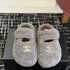 代购级 品牌:CHANEL香奈儿 包头毛毛拖 ▫️面料:泰迪卷毛绒,毛感蓬松饱满,手感柔软 ▫️内里:短毛绒内里,贴脚保 代购级 品牌:CHANEL香奈儿 包头毛毛拖 ▫️面料:泰迪卷毛绒,毛感蓬松饱满,手感柔软 ▫️内里:短毛绒内里,贴脚保