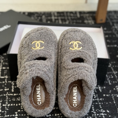 代购级 品牌:CHANEL香奈儿 包头毛毛拖 ▫️面料:泰迪卷毛绒,毛感蓬松饱满,手感柔软 ▫️内里:短毛绒内里,贴脚保 代购级 品牌:CHANEL香奈儿 包头毛毛拖 ▫️面料:泰迪卷毛绒,毛感蓬松饱满,手感柔软 ▫️内里:短毛绒内里,贴脚保