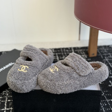 代购级 品牌:CHANEL香奈儿 包头毛毛拖 ▫️面料:泰迪卷毛绒,毛感蓬松饱满,手感柔软 ▫️内里:短毛绒内里,贴脚保 代购级 品牌:CHANEL香奈儿 包头毛毛拖 ▫️面料:泰迪卷毛绒,毛感蓬松饱满,手感柔软 ▫️内里:短毛绒内里,贴脚保