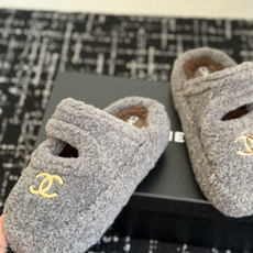 代购级 品牌:CHANEL香奈儿 包头毛毛拖 ▫️面料:泰迪卷毛绒,毛感蓬松饱满,手感柔软 ▫️内里:短毛绒内里,贴脚保 代购级 品牌:CHANEL香奈儿 包头毛毛拖 ▫️面料:泰迪卷毛绒,毛感蓬松饱满,手感柔软 ▫️内里:短毛绒内里,贴脚保