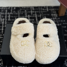 代购级 品牌:CHANEL香奈儿 包头毛毛拖 ▫️面料:泰迪卷毛绒,毛感蓬松饱满,手感柔软 ▫️内里:短毛绒内里,贴脚保 代购级 品牌:CHANEL香奈儿 包头毛毛拖 ▫️面料:泰迪卷毛绒,毛感蓬松饱满,手感柔软 ▫️内里:短毛绒内里,贴脚保