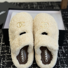 代购级 品牌:CHANEL香奈儿 包头毛毛拖 ▫️面料:泰迪卷毛绒,毛感蓬松饱满,手感柔软 ▫️内里:短毛绒内里,贴脚保 代购级 品牌:CHANEL香奈儿 包头毛毛拖 ▫️面料:泰迪卷毛绒,毛感蓬松饱满,手感柔软 ▫️内里:短毛绒内里,贴脚保
