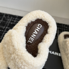 代购级 品牌:CHANEL香奈儿 包头毛毛拖 ▫️面料:泰迪卷毛绒,毛感蓬松饱满,手感柔软 ▫️内里:短毛绒内里,贴脚保 代购级 品牌:CHANEL香奈儿 包头毛毛拖 ▫️面料:泰迪卷毛绒,毛感蓬松饱满,手感柔软 ▫️内里:短毛绒内里,贴脚保