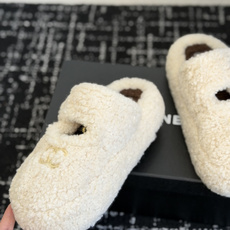 代购级 品牌:CHANEL香奈儿 包头毛毛拖 ▫️面料:泰迪卷毛绒,毛感蓬松饱满,手感柔软 ▫️内里:短毛绒内里,贴脚保 代购级 品牌:CHANEL香奈儿 包头毛毛拖 ▫️面料:泰迪卷毛绒,毛感蓬松饱满,手感柔软 ▫️内里:短毛绒内里,贴脚保