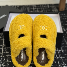 代购级 品牌:CHANEL香奈儿 包头毛毛拖 ▫️面料:泰迪卷毛绒,毛感蓬松饱满,手感柔软 ▫️内里:短毛绒内里,贴脚保 代购级 品牌:CHANEL香奈儿 包头毛毛拖 ▫️面料:泰迪卷毛绒,毛感蓬松饱满,手感柔软 ▫️内里:短毛绒内里,贴脚保