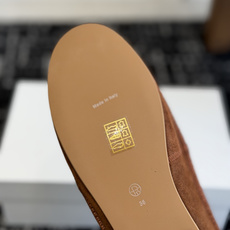 东莞代购级 品牌:The Row 沙漠羊毛短靴 ▫️面料:进口反绒牛麂皮,质感细腻哑光,复古做旧质感 ▫️内里:加厚羊毛 东莞代购级 品牌:The Row 沙漠羊毛短靴 ▫️面料:进口反绒牛麂皮,质感细腻哑光,复古做旧质感 ▫️内里:加厚羊毛