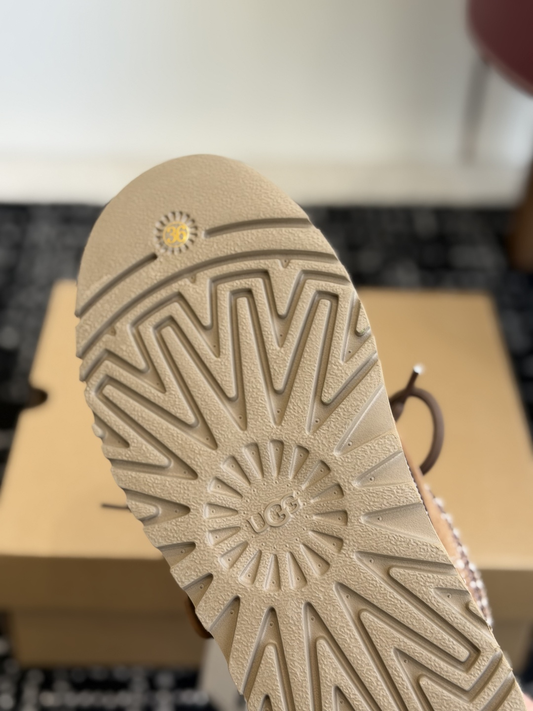 代购级 UGG✖️新款系带便鞋(挂饰款)经典学院徽章刺绣,复古撞色罗纹细节 软糯亲肤的针织肌理,松弛不臃肿 自带随性时髦 代购级 UGG✖️新款系带便鞋(挂饰款)经典学院徽章刺绣,复古撞色罗纹细节 软糯亲肤的针织肌理,松弛不臃肿 自带随性时髦