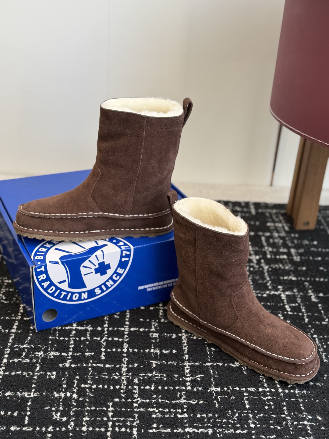 代购级 品牌:Birkenstock勃肯 羊毛中筒雪地靴 ▫️面料:高丝光牛反绒,绒感细腻柔和,质感高级耐穿 ▫️内里: 代购级 品牌:Birkenstock勃肯 羊毛中筒雪地靴 ▫️面料:高丝光牛反绒,绒感细腻柔和,质感高级耐穿 ▫️内里: