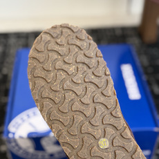 代购级 品牌:Birkenstock勃肯 羊毛中筒雪地靴 ▫️面料:高丝光牛反绒,绒感细腻柔和,质感高级耐穿 ▫️内里: 代购级 品牌:Birkenstock勃肯 羊毛中筒雪地靴 ▫️面料:高丝光牛反绒,绒感细腻柔和,质感高级耐穿 ▫️内里: