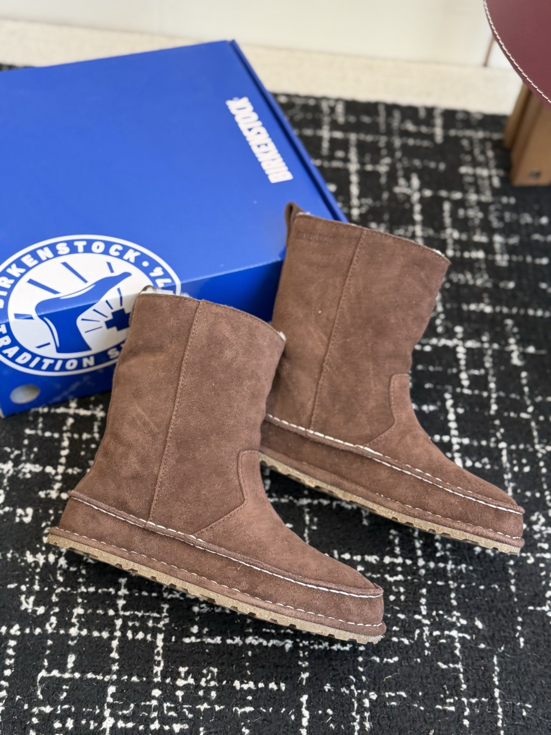 代购级 品牌:Birkenstock勃肯 羊毛中筒雪地靴 ▫️面料:高丝光牛反绒,绒感细腻柔和,质感高级耐穿 ▫️内里: 代购级 品牌:Birkenstock勃肯 羊毛中筒雪地靴 ▫️面料:高丝光牛反绒,绒感细腻柔和,质感高级耐穿 ▫️内里: