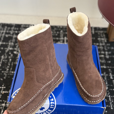 代购级 品牌:Birkenstock勃肯 羊毛中筒雪地靴 ▫️面料:高丝光牛反绒,绒感细腻柔和,质感高级耐穿 ▫️内里: 代购级 品牌:Birkenstock勃肯 羊毛中筒雪地靴 ▫️面料:高丝光牛反绒,绒感细腻柔和,质感高级耐穿 ▫️内里:
