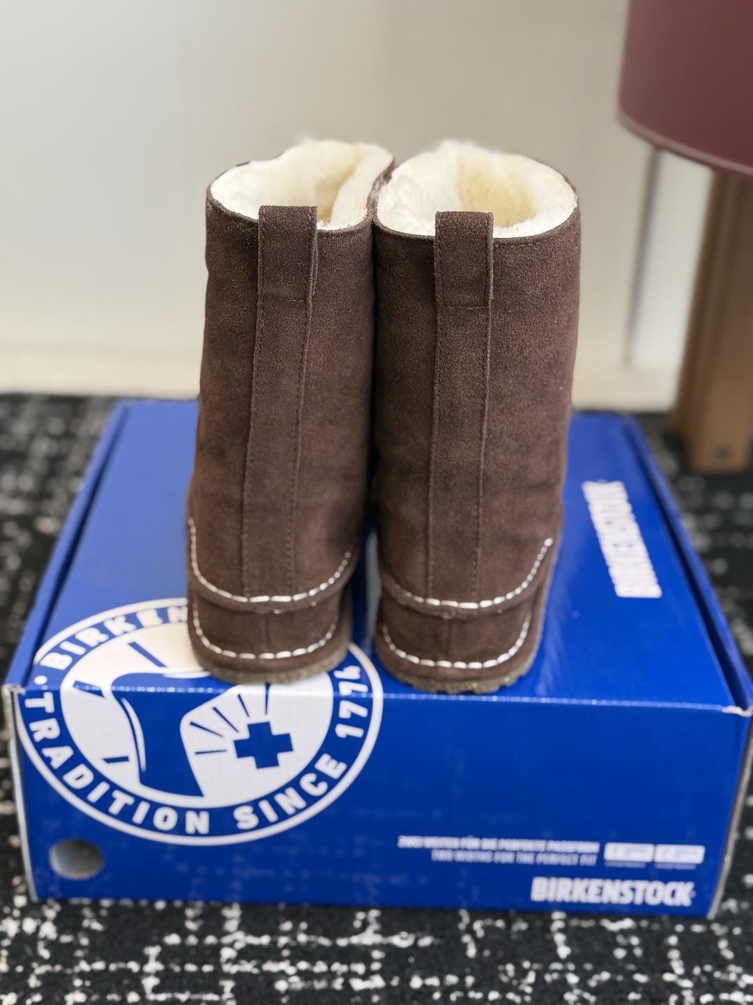 代购级 品牌:Birkenstock勃肯 羊毛中筒雪地靴 ▫️面料:高丝光牛反绒,绒感细腻柔和,质感高级耐穿 ▫️内里: 代购级 品牌:Birkenstock勃肯 羊毛中筒雪地靴 ▫️面料:高丝光牛反绒,绒感细腻柔和,质感高级耐穿 ▫️内里: