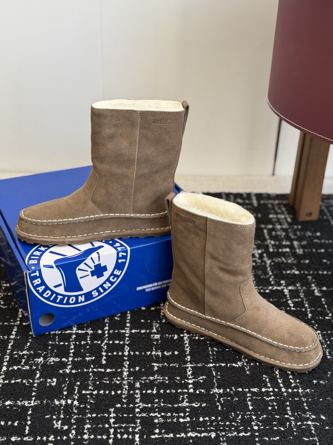代购级 品牌：Birkenstock勃肯 羊毛中筒雪地靴 ▫️面料：高丝光牛反绒，绒感细腻柔和，质感高级耐穿 ▫️内里：