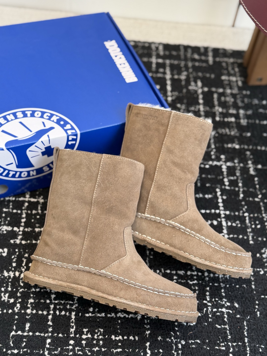代购级 品牌：Birkenstock勃肯 羊毛中筒雪地靴 ▫️面料：高丝光牛反绒，绒感细腻柔和，质感高级耐穿 ▫️内里：