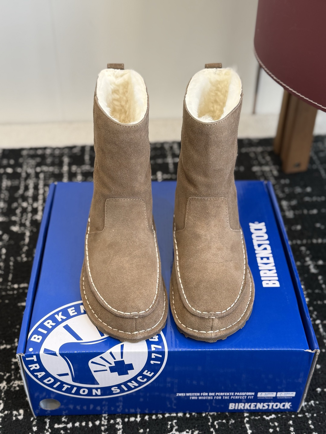 代购级 品牌:Birkenstock勃肯 羊毛中筒雪地靴 ▫️面料:高丝光牛反绒,绒感细腻柔和,质感高级耐穿 ▫️内里: 代购级 品牌:Birkenstock勃肯 羊毛中筒雪地靴 ▫️面料:高丝光牛反绒,绒感细腻柔和,质感高级耐穿 ▫️内里: