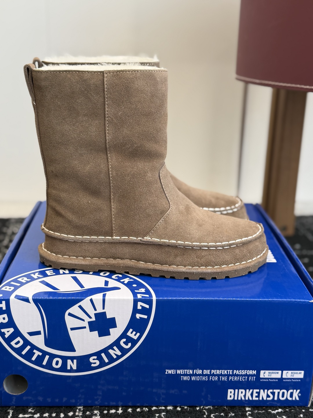 代购级 品牌：Birkenstock勃肯 羊毛中筒雪地靴 ▫️面料：高丝光牛反绒，绒感细腻柔和，质感高级耐穿 ▫️内里：