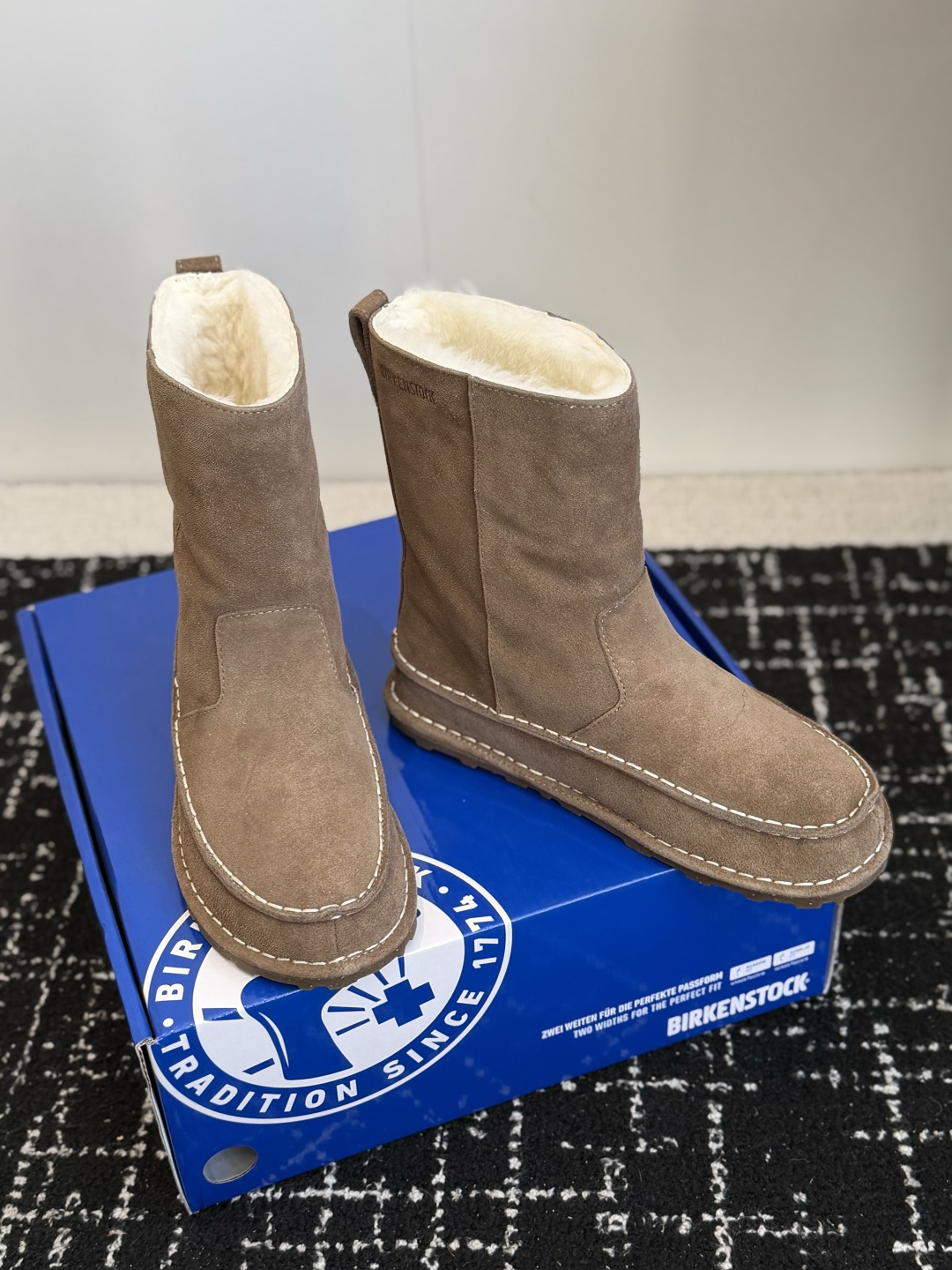 代购级 品牌：Birkenstock勃肯 羊毛中筒雪地靴 ▫️面料：高丝光牛反绒，绒感细腻柔和，质感高级耐穿 ▫️内里：