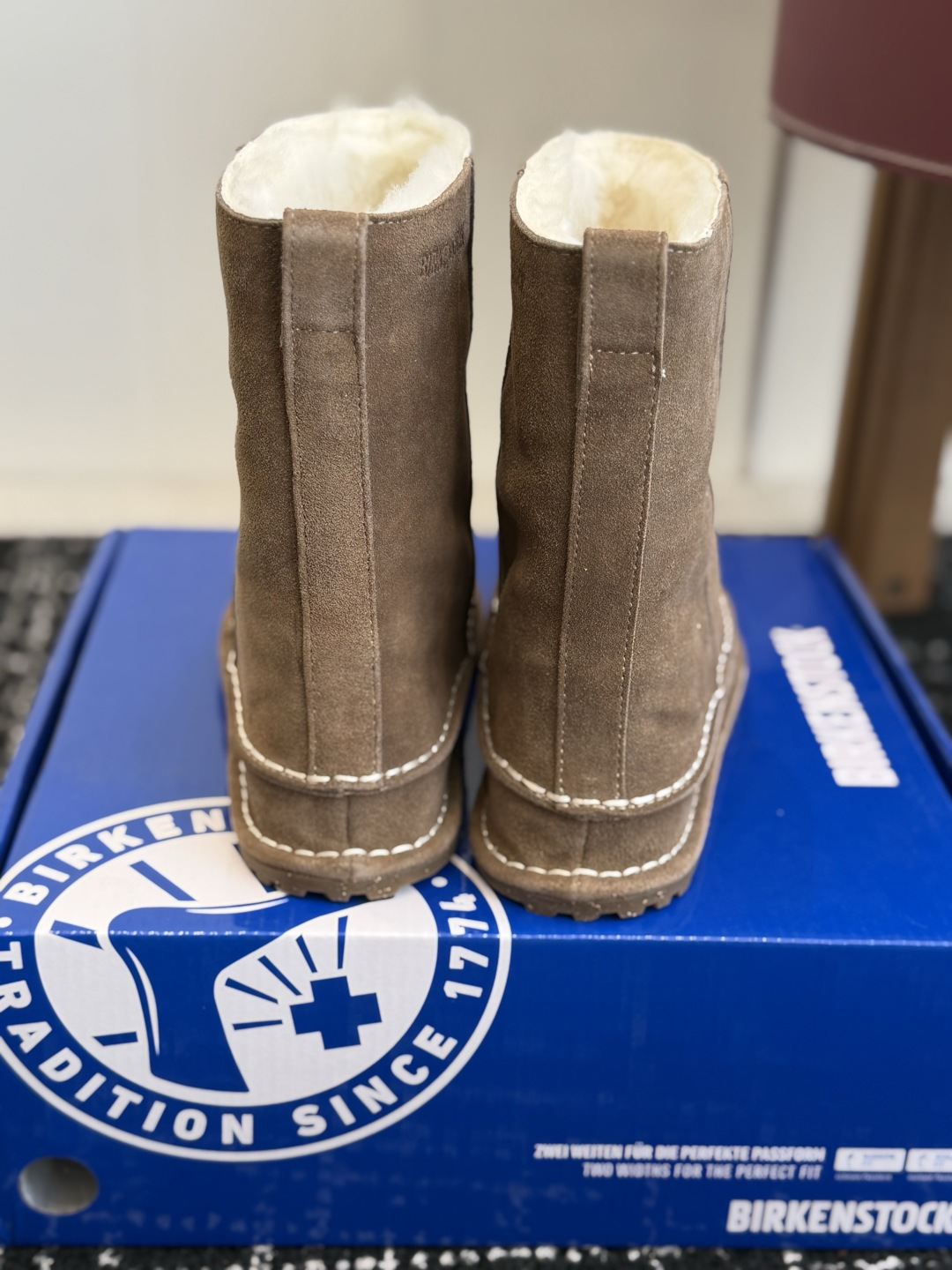 代购级 品牌：Birkenstock勃肯 羊毛中筒雪地靴 ▫️面料：高丝光牛反绒，绒感细腻柔和，质感高级耐穿 ▫️内里：