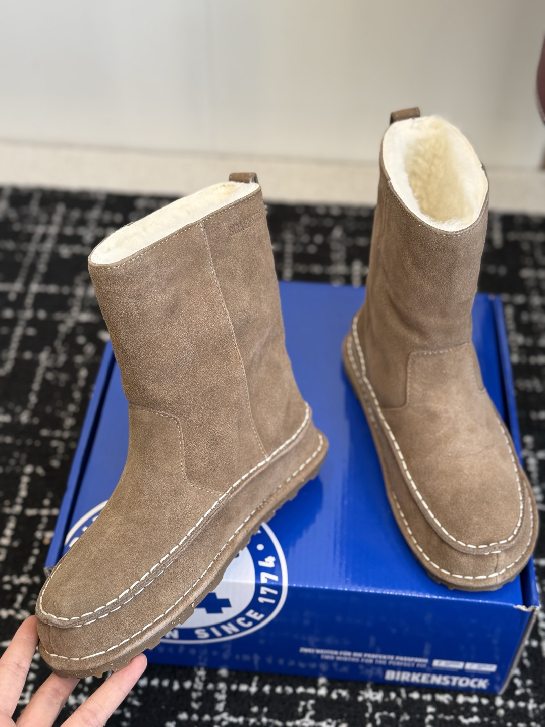 代购级 品牌：Birkenstock勃肯 羊毛中筒雪地靴 ▫️面料：高丝光牛反绒，绒感细腻柔和，质感高级耐穿 ▫️内里：