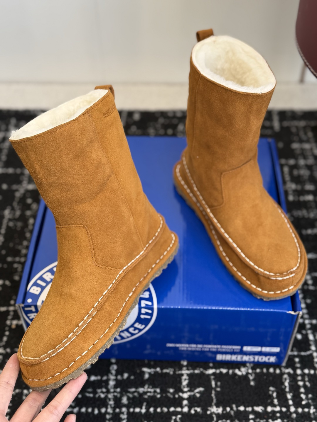 代购级 品牌:Birkenstock勃肯 羊毛中筒雪地靴 ▫️面料:高丝光牛反绒,绒感细腻柔和,质感高级耐穿 ▫️内里: 代购级 品牌:Birkenstock勃肯 羊毛中筒雪地靴 ▫️面料:高丝光牛反绒,绒感细腻柔和,质感高级耐穿 ▫️内里: