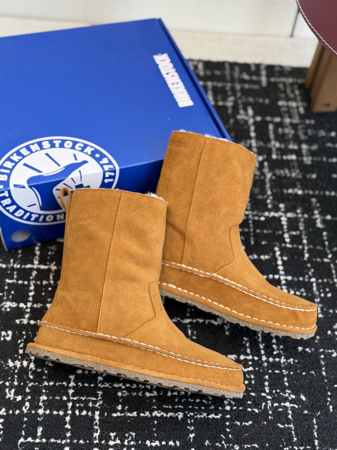 代购级 品牌:Birkenstock勃肯 羊毛中筒雪地靴 ▫️面料:高丝光牛反绒,绒感细腻柔和,质感高级耐穿 ▫️内里: 代购级 品牌:Birkenstock勃肯 羊毛中筒雪地靴 ▫️面料:高丝光牛反绒,绒感细腻柔和,质感高级耐穿 ▫️内里: