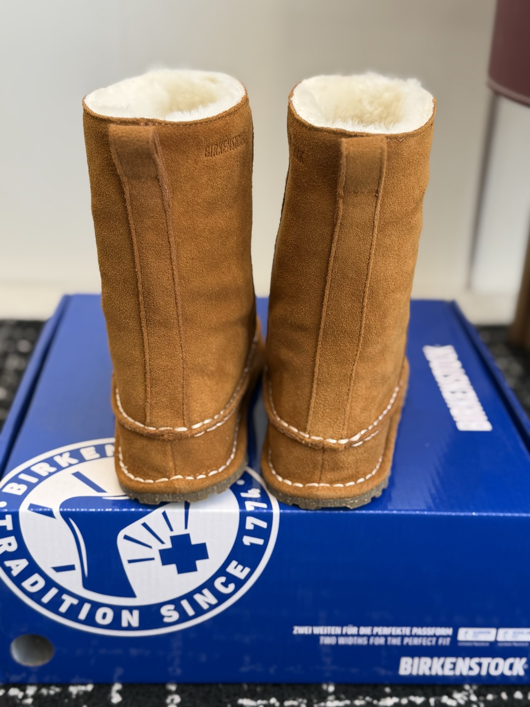 代购级 品牌:Birkenstock勃肯 羊毛中筒雪地靴 ▫️面料:高丝光牛反绒,绒感细腻柔和,质感高级耐穿 ▫️内里: 代购级 品牌:Birkenstock勃肯 羊毛中筒雪地靴 ▫️面料:高丝光牛反绒,绒感细腻柔和,质感高级耐穿 ▫️内里: