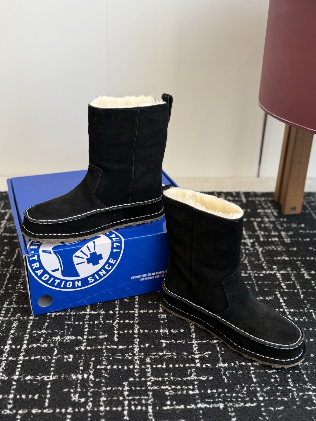 代购级 品牌:Birkenstock勃肯 羊毛中筒雪地靴 ▫️面料:高丝光牛反绒,绒感细腻柔和,质感高级耐穿 ▫️内里: 代购级 品牌:Birkenstock勃肯 羊毛中筒雪地靴 ▫️面料:高丝光牛反绒,绒感细腻柔和,质感高级耐穿 ▫️内里: