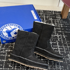 代购级 品牌:Birkenstock勃肯 羊毛中筒雪地靴 ▫️面料:高丝光牛反绒,绒感细腻柔和,质感高级耐穿 ▫️内里: 代购级 品牌:Birkenstock勃肯 羊毛中筒雪地靴 ▫️面料:高丝光牛反绒,绒感细腻柔和,质感高级耐穿 ▫️内里: