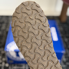 代购级 品牌:Birkenstock勃肯 羊毛中筒雪地靴 ▫️面料:高丝光牛反绒,绒感细腻柔和,质感高级耐穿 ▫️内里: 代购级 品牌:Birkenstock勃肯 羊毛中筒雪地靴 ▫️面料:高丝光牛反绒,绒感细腻柔和,质感高级耐穿 ▫️内里: