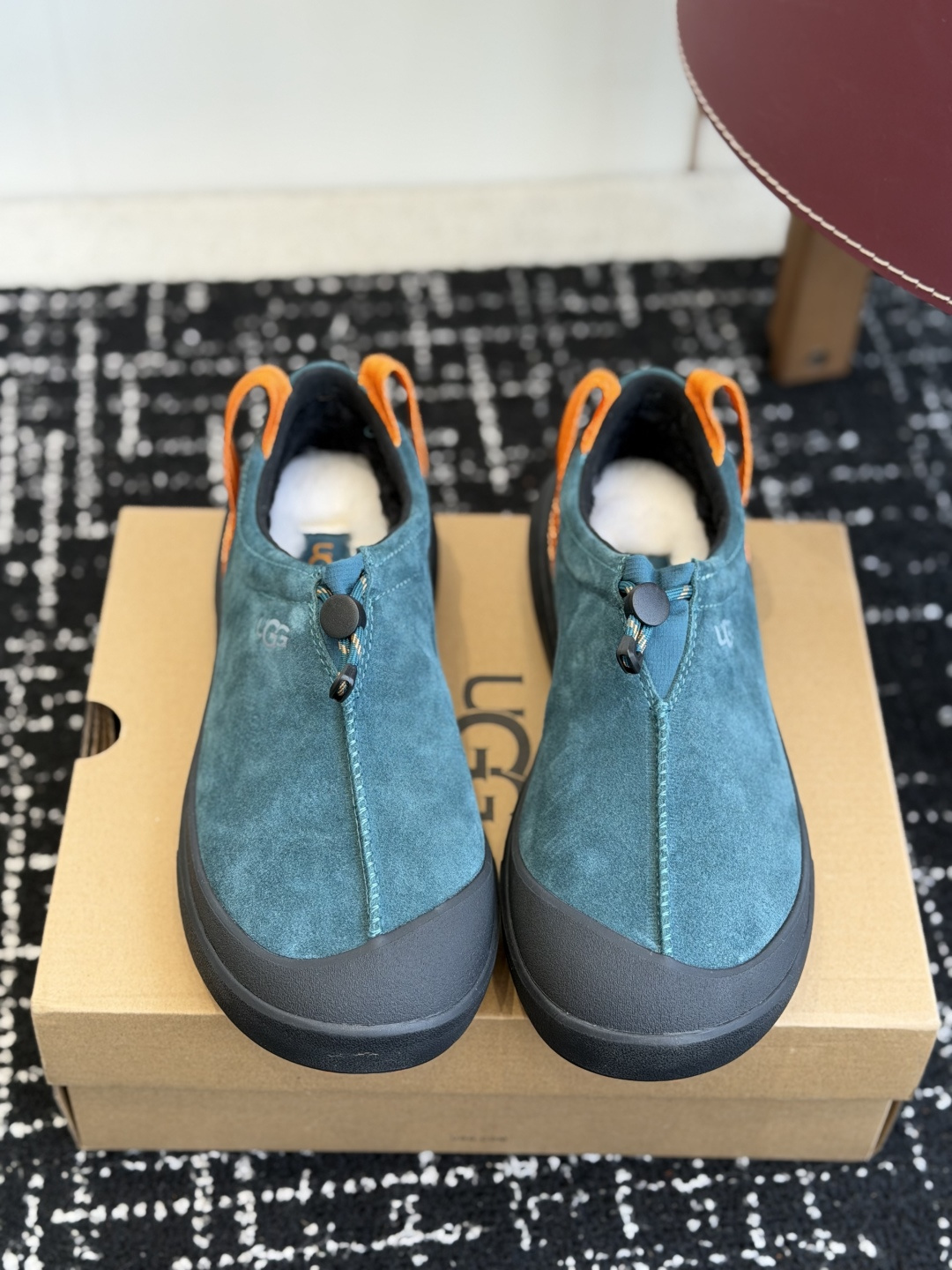 代购级 品牌:UGG户外懒人羊毛鞋 ▫️面料:牛京面料,质感细腻耐磨,抗造好打理 ▫️内里:羊毛内里,保暖锁温,秋冬上脚 代购级 品牌:UGG户外懒人羊毛鞋 ▫️面料:牛京面料,质感细腻耐磨,抗造好打理 ▫️内里:羊毛内里,保暖锁温,秋冬上脚