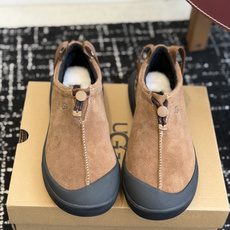 代购级 品牌:UGG户外懒人羊毛鞋 ▫️面料:牛京面料,质感细腻耐磨,抗造好打理 ▫️内里:羊毛内里,保暖锁温,秋冬上脚 代购级 品牌:UGG户外懒人羊毛鞋 ▫️面料:牛京面料,质感细腻耐磨,抗造好打理 ▫️内里:羊毛内里,保暖锁温,秋冬上脚