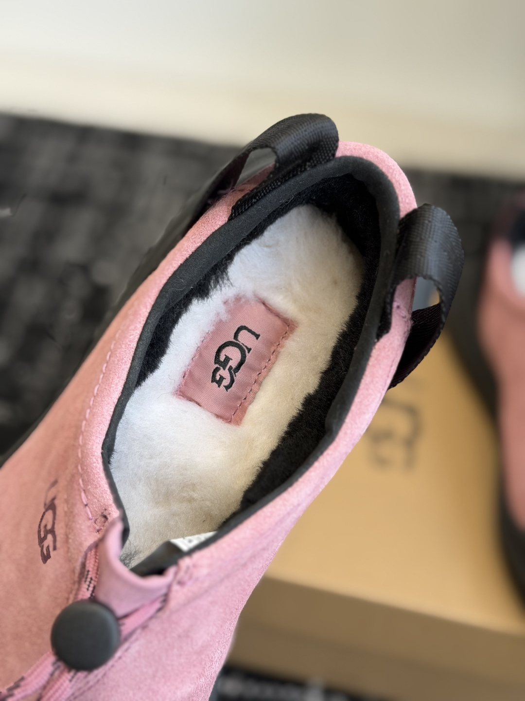 代购级 品牌：UGG户外懒人羊毛鞋 ▫️面料：牛京面料，质感细腻耐磨，抗造好打理 ▫️内里：羊毛内里，保暖锁温，秋冬上脚