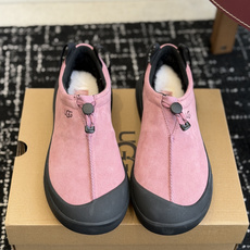 代购级 品牌:UGG户外懒人羊毛鞋 ▫️面料:牛京面料,质感细腻耐磨,抗造好打理 ▫️内里:羊毛内里,保暖锁温,秋冬上脚 代购级 品牌:UGG户外懒人羊毛鞋 ▫️面料:牛京面料,质感细腻耐磨,抗造好打理 ▫️内里:羊毛内里,保暖锁温,秋冬上脚