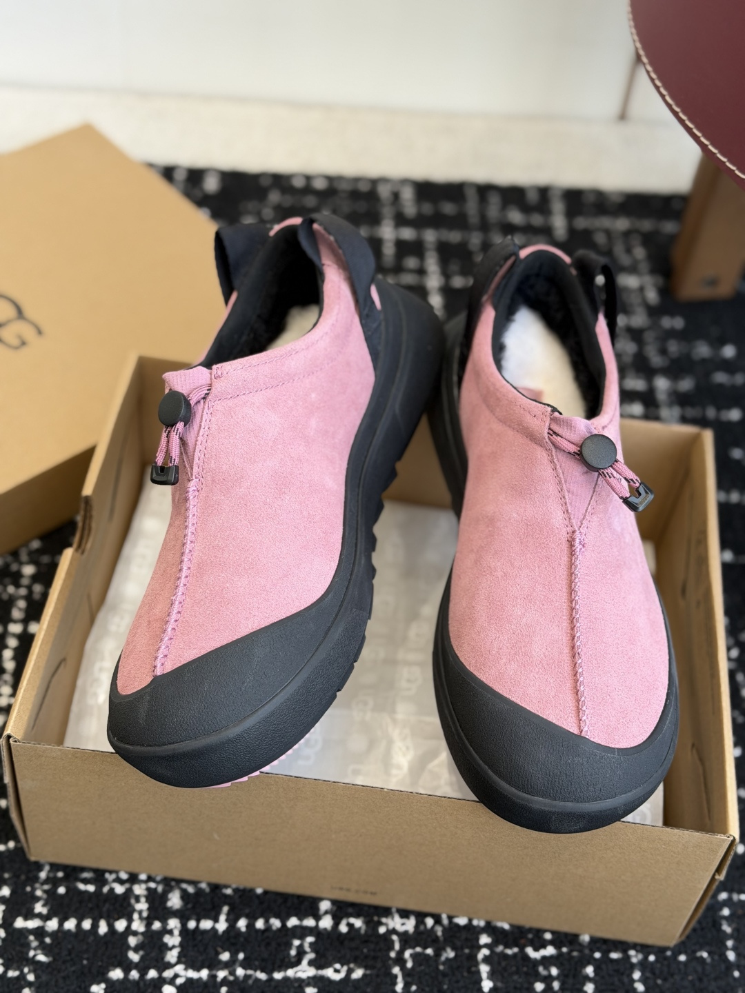 代购级 品牌：UGG户外懒人羊毛鞋 ▫️面料：牛京面料，质感细腻耐磨，抗造好打理 ▫️内里：羊毛内里，保暖锁温，秋冬上脚