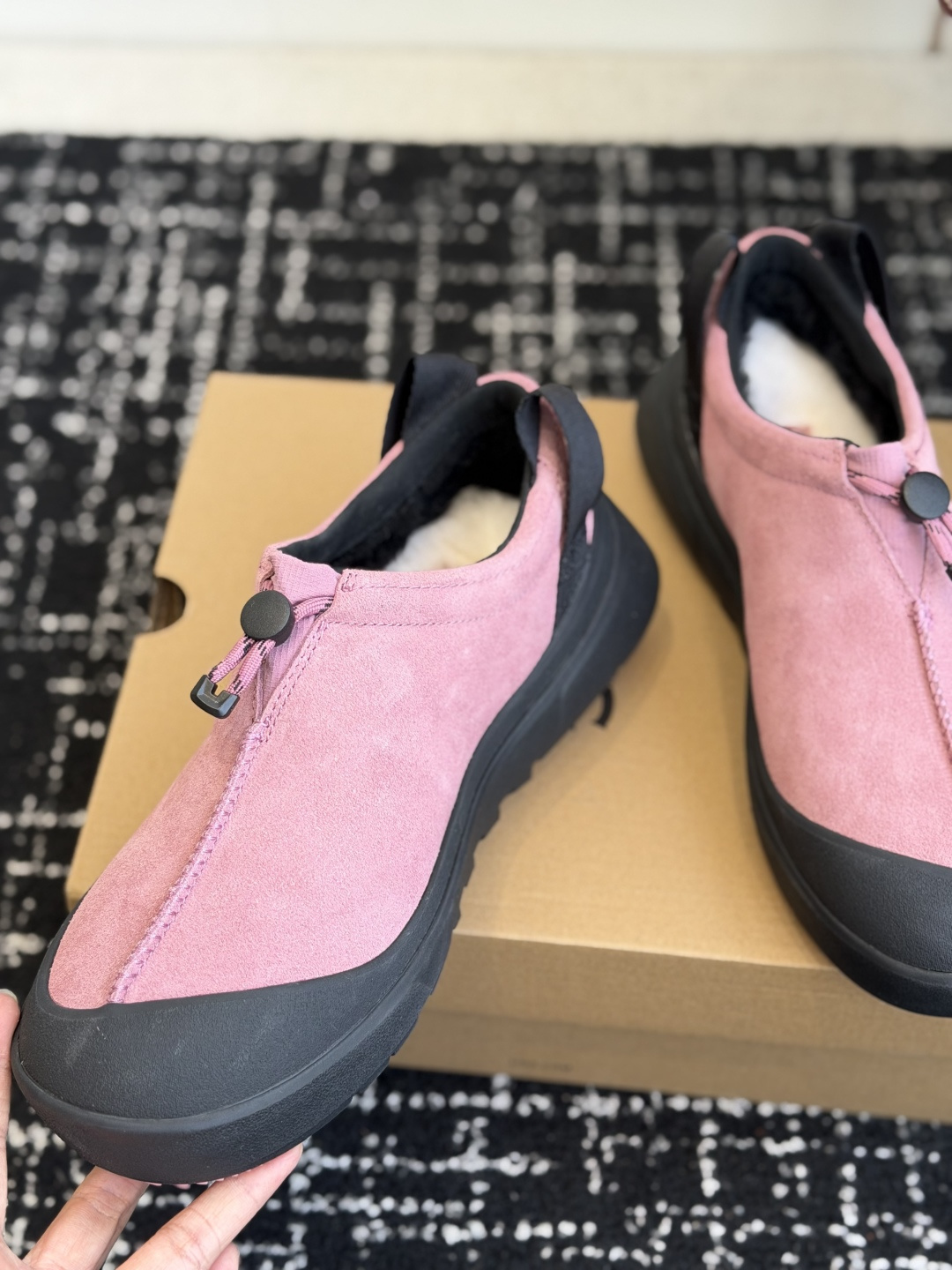 代购级 品牌：UGG户外懒人羊毛鞋 ▫️面料：牛京面料，质感细腻耐磨，抗造好打理 ▫️内里：羊毛内里，保暖锁温，秋冬上脚