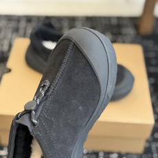 代购级 品牌:UGG户外懒人羊毛鞋 ▫️面料:牛京面料,质感细腻耐磨,抗造好打理 ▫️内里:羊毛内里,保暖锁温,秋冬上脚 代购级 品牌:UGG户外懒人羊毛鞋 ▫️面料:牛京面料,质感细腻耐磨,抗造好打理 ▫️内里:羊毛内里,保暖锁温,秋冬上脚
