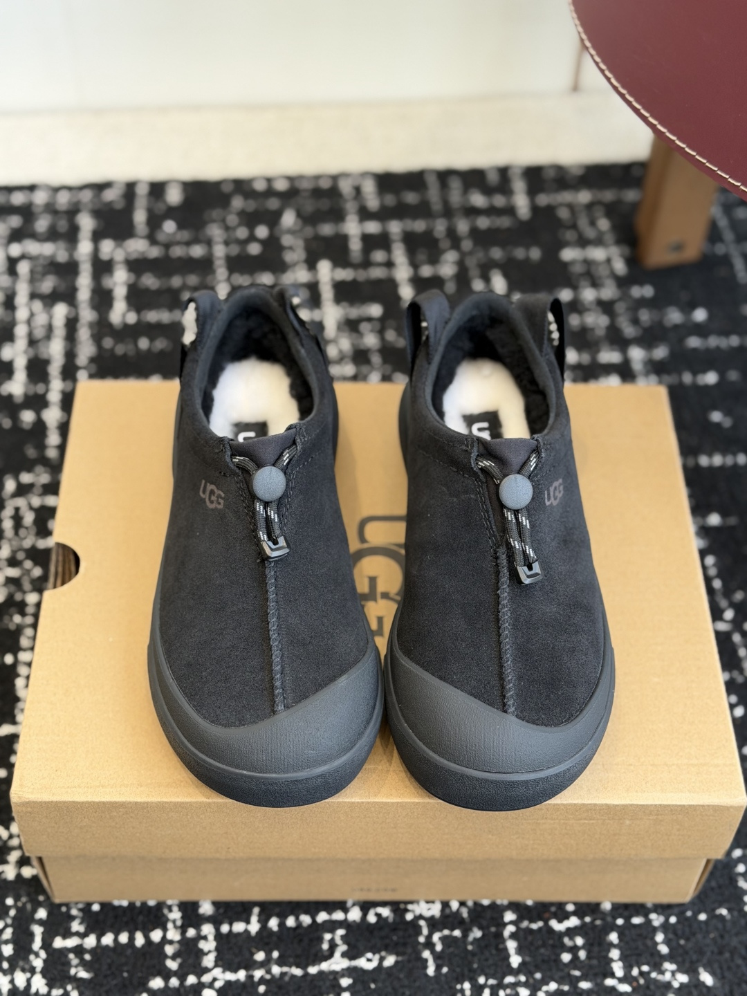 代购级 品牌:UGG户外懒人羊毛鞋 ▫️面料:牛京面料,质感细腻耐磨,抗造好打理 ▫️内里:羊毛内里,保暖锁温,秋冬上脚 代购级 品牌:UGG户外懒人羊毛鞋 ▫️面料:牛京面料,质感细腻耐磨,抗造好打理 ▫️内里:羊毛内里,保暖锁温,秋冬上脚