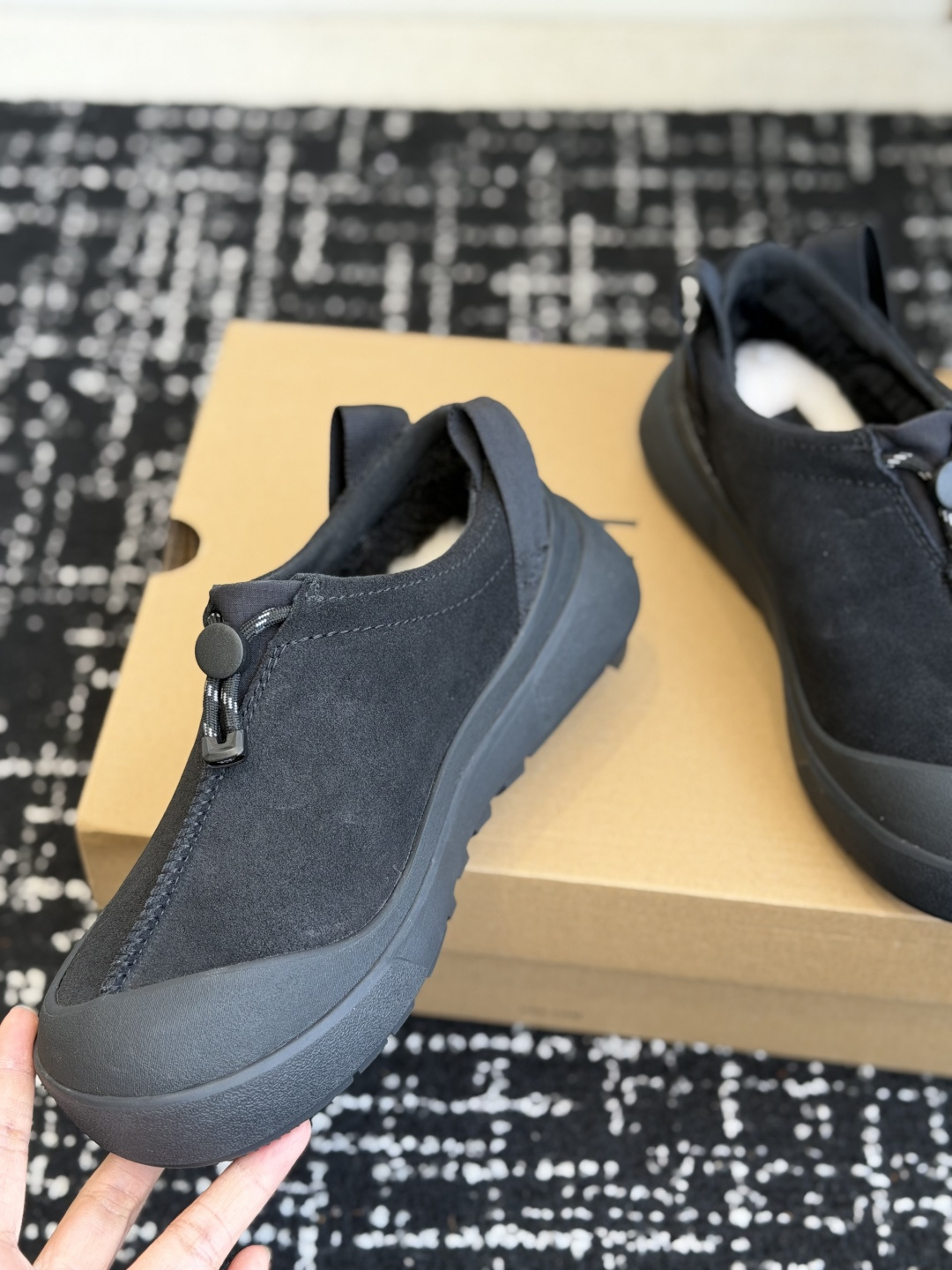 代购级 品牌:UGG户外懒人羊毛鞋 ▫️面料:牛京面料,质感细腻耐磨,抗造好打理 ▫️内里:羊毛内里,保暖锁温,秋冬上脚 代购级 品牌:UGG户外懒人羊毛鞋 ▫️面料:牛京面料,质感细腻耐磨,抗造好打理 ▫️内里:羊毛内里,保暖锁温,秋冬上脚
