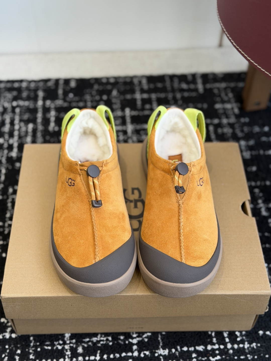 代购级 品牌:UGG户外懒人羊毛鞋 ▫️面料:牛京面料,质感细腻耐磨,抗造好打理 ▫️内里:羊毛内里,保暖锁温,秋冬上脚 代购级 品牌:UGG户外懒人羊毛鞋 ▫️面料:牛京面料,质感细腻耐磨,抗造好打理 ▫️内里:羊毛内里,保暖锁温,秋冬上脚