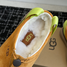 代购级 品牌:UGG户外懒人羊毛鞋 ▫️面料:牛京面料,质感细腻耐磨,抗造好打理 ▫️内里:羊毛内里,保暖锁温,秋冬上脚 代购级 品牌:UGG户外懒人羊毛鞋 ▫️面料:牛京面料,质感细腻耐磨,抗造好打理 ▫️内里:羊毛内里,保暖锁温,秋冬上脚