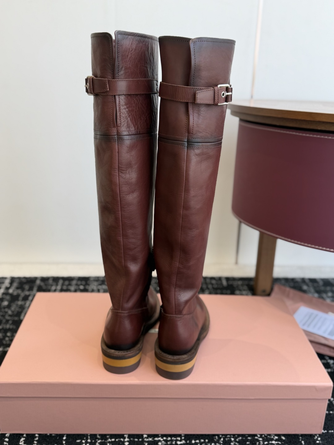 东莞代购级 品牌:MiuMiu 骑士长靴 ▫️面料:进口做旧粒面牛皮,复古擦色工艺,皮面自带自然肌理质感,越穿越有味道 东莞代购级 品牌:MiuMiu 骑士长靴 ▫️面料:进口做旧粒面牛皮,复古擦色工艺,皮面自带自然肌理质感,越穿越有味道