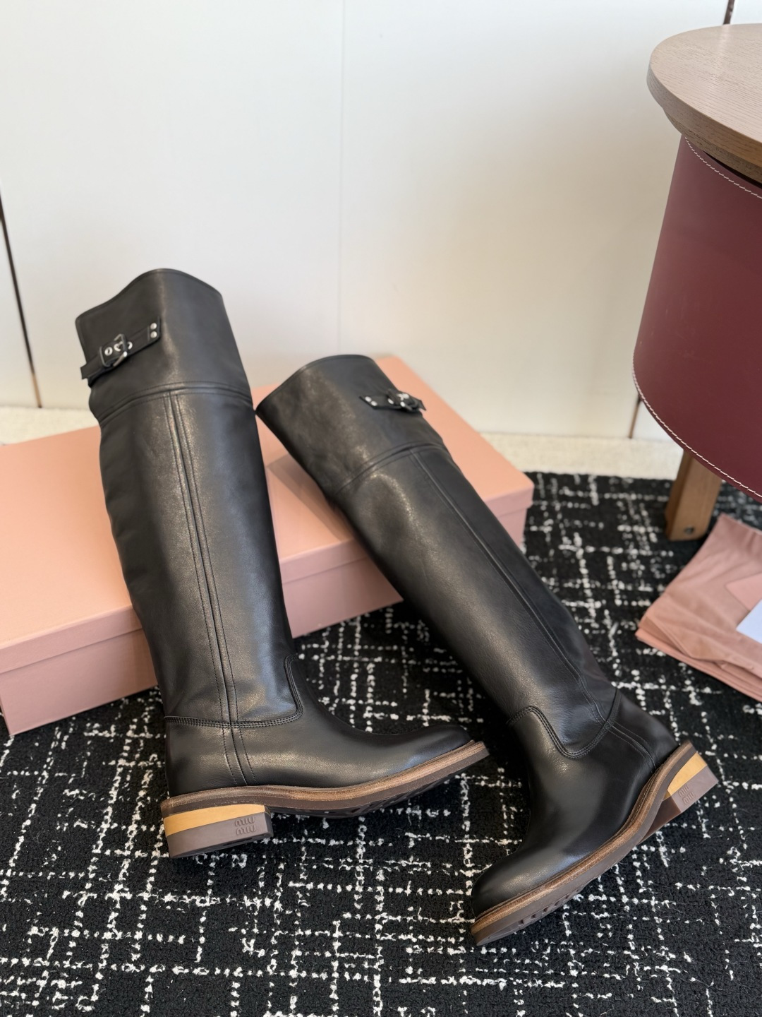 东莞代购级 品牌：MiuMiu 骑士长靴 ▫️面料：进口做旧粒面牛皮，复古擦色工艺，皮面自带自然肌理质感，越穿越有味道 