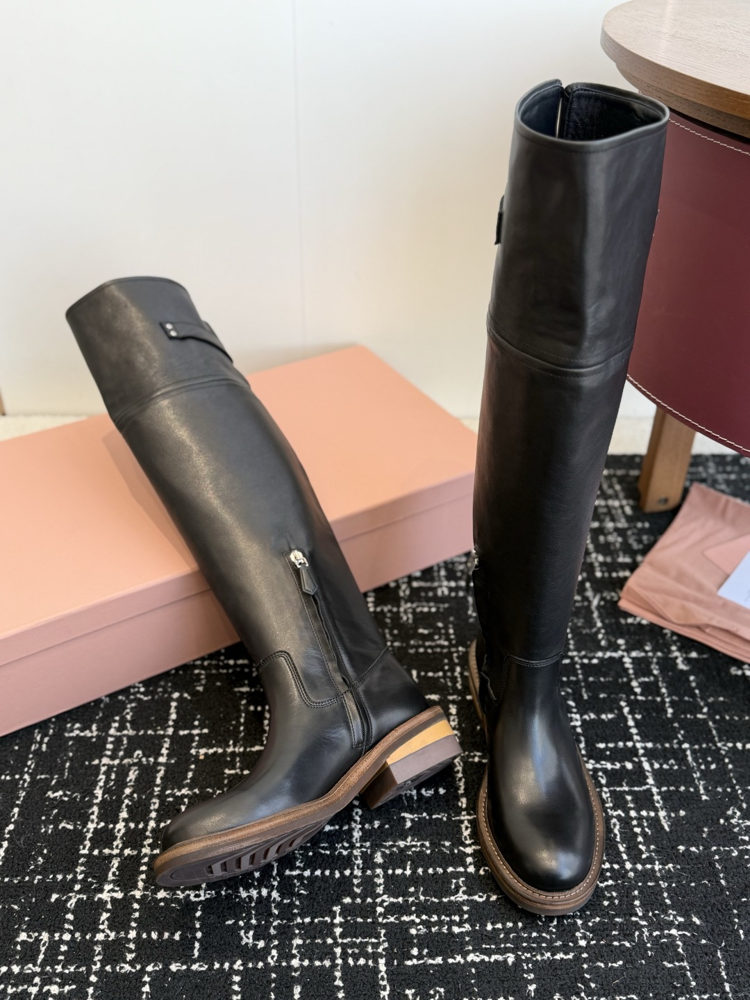 东莞代购级 品牌：MiuMiu 骑士长靴 ▫️面料：进口做旧粒面牛皮，复古擦色工艺，皮面自带自然肌理质感，越穿越有味道 