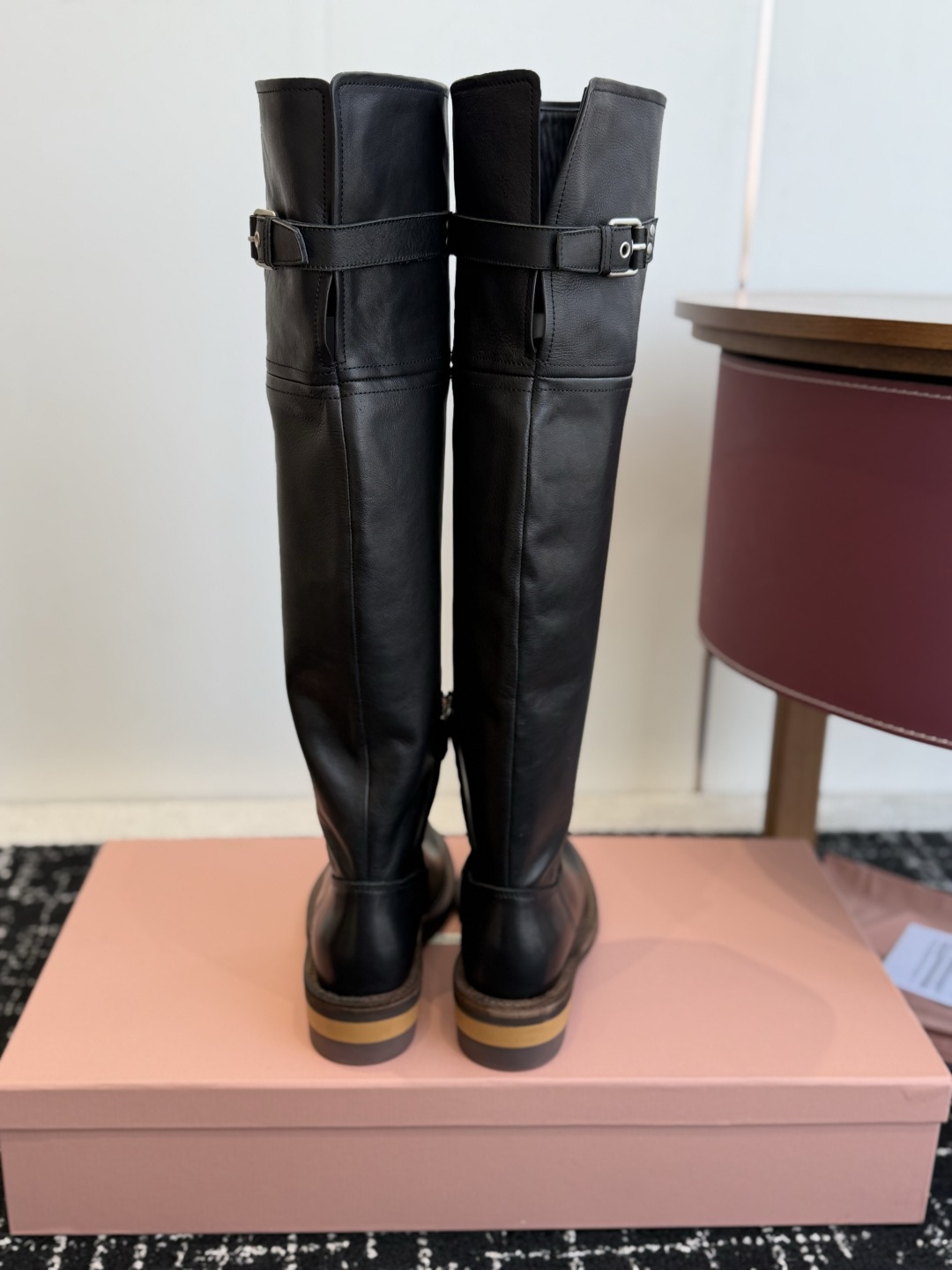 东莞代购级 品牌：MiuMiu 骑士长靴 ▫️面料：进口做旧粒面牛皮，复古擦色工艺，皮面自带自然肌理质感，越穿越有味道 