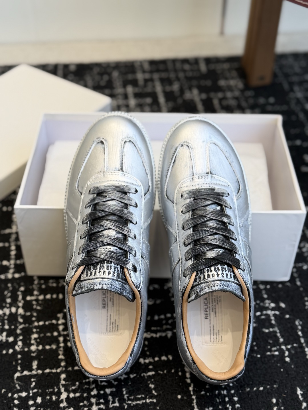代购级（48-49码+20） 品牌：马吉拉 涂鸦德训休闲鞋 ▫️面料：光面牛皮拼接反绒麂皮，手绘涂鸦工艺，个性艺术感 ▫