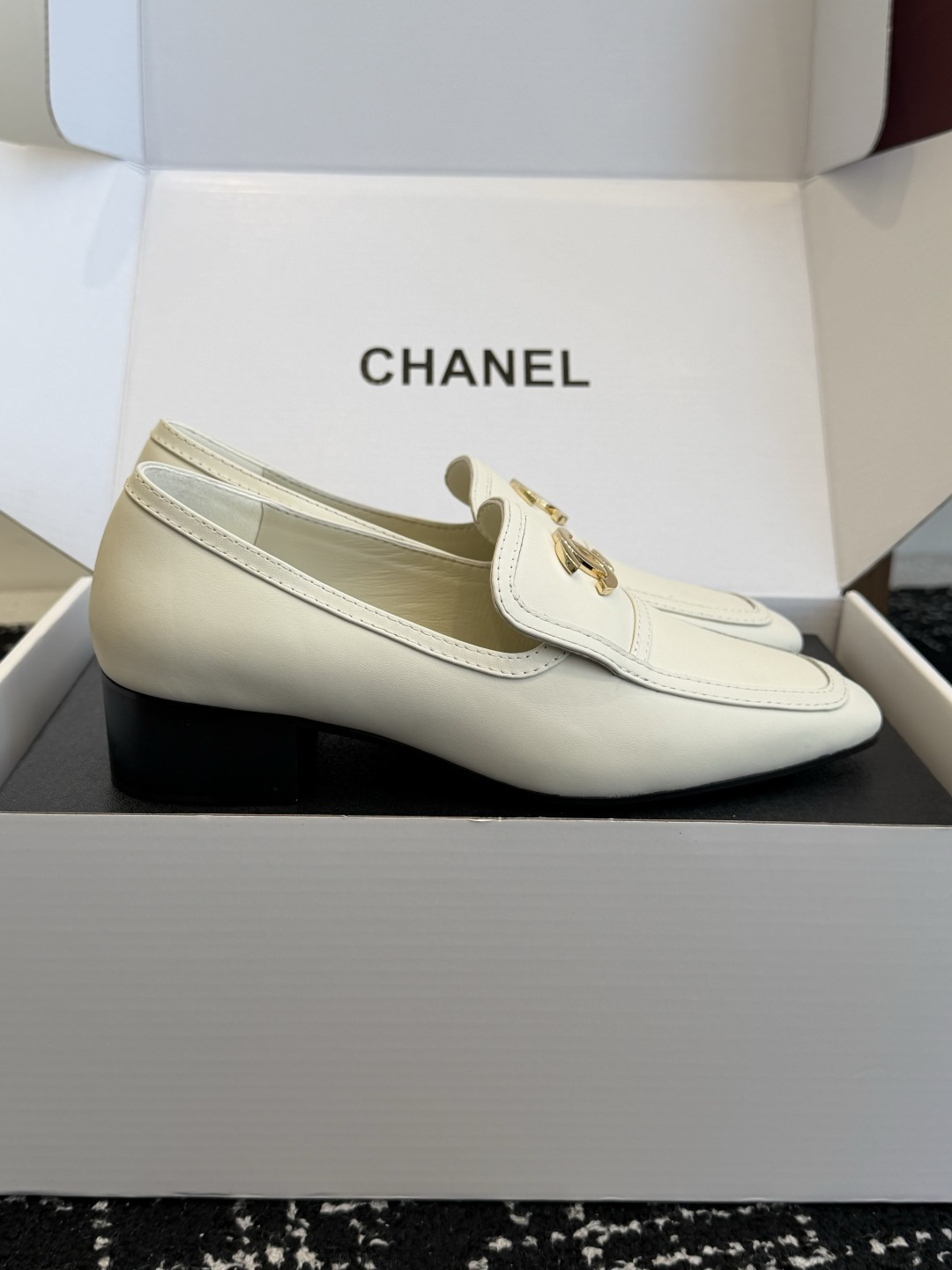 代购级 品牌：CHANEL香奈儿 方头乐福单鞋 ▫️面料：头层亮面牛皮，皮面光泽细腻，质感高级 ▫️内里：羊皮内里，柔软