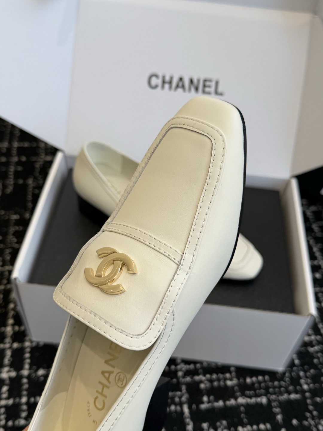 代购级 品牌：CHANEL香奈儿 方头乐福单鞋 ▫️面料：头层亮面牛皮，皮面光泽细腻，质感高级 ▫️内里：羊皮内里，柔软