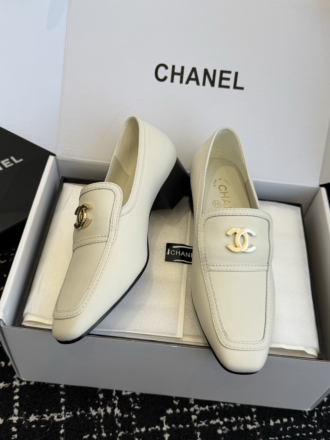 代购级 品牌：CHANEL香奈儿 方头乐福单鞋 ▫️面料：头层亮面牛皮，皮面光泽细腻，质感高级 ▫️内里：羊皮内里，柔软